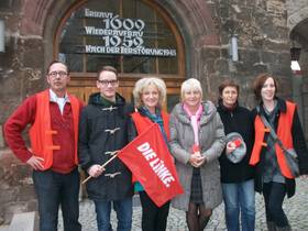 Hannelore Haase, Birgit Keller und weitere Genossen vor dem Nordhäuser Rathaus