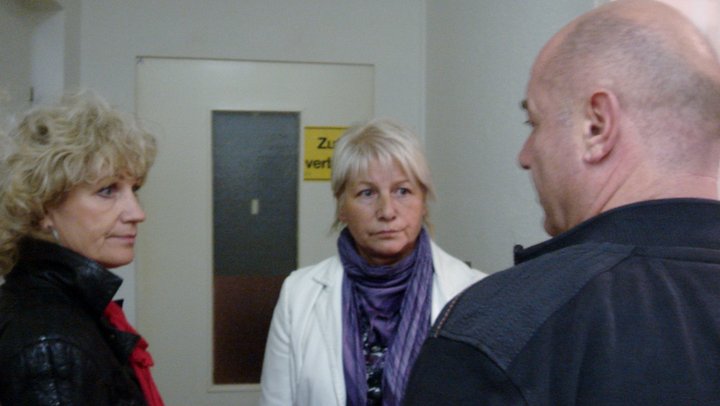 Hannelore Haase und Birgit Keller beim Besuch derGemeinschaftsunterkunft