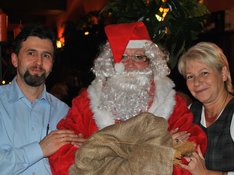 Der Weihnachtsmann wünscht Jens Lepak und Hannelore Haase viel Erfolg