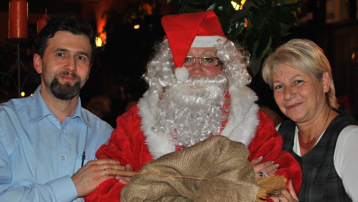 Der Weihnachtsmann wünscht Jens Lepak und Hannelore Haase viel Erfolg